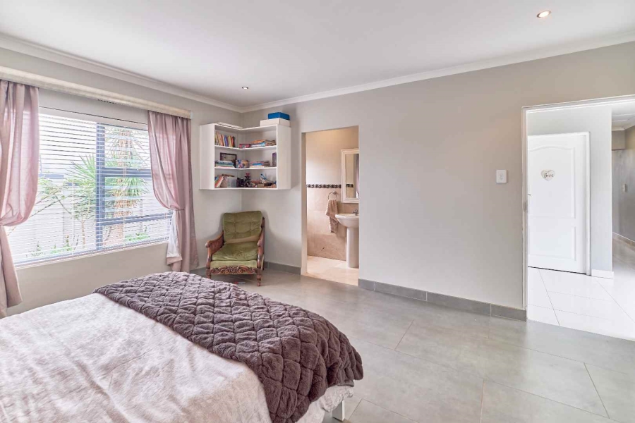 4 Bedroom Property for Sale in Flamingo Vlei Western Cape